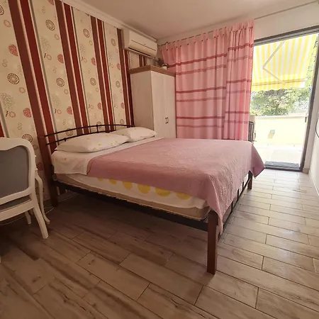 In * Stari Grad (Hvar)